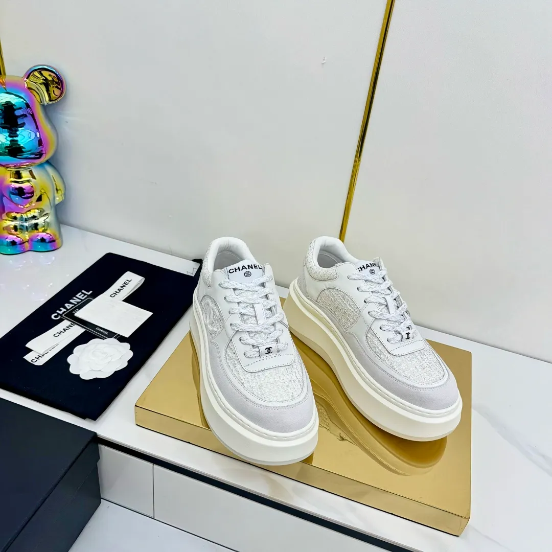 👟👟Ex-factory price 600👟👟 Upgraded version, upgraded version, upgraded version! No rebuttal accepted! ! ! ! Chanel Chanel panda shoes! 2025 counter's top casual sports shoes. This classic design; the upper is electro-embroidered with a variety of techniques; the outsole is fashionable and sporty; the unusual inclusion of a variety of color matching elements... The diversified mix and match is very good-looking and versatile, and can be used for leisure, fashion, sports, and outdoor... ꫛꫀꪝ Go➫ Materials: ❶Upper made of: original imported first-layer silk cowhide + original waterproof cloth + original first-layer cowhide ❷Inner lining: Original Yangli+Net ❸Outsole based on: Original TPU combination outsole Counter boutique packaging complete set for women 35–41 👉 👉 👉 👉 👉